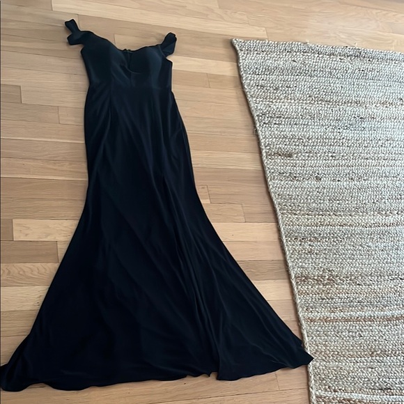 Elegant Black Evening Gown - Picture 1 of 3